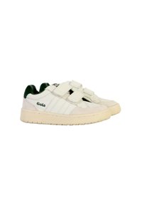 Zapatillas Gola blancas con acentos verdes, material de ante y cuero, tres correas de velcro, suela texturizada, punta redondeada y detalle del logotipo.