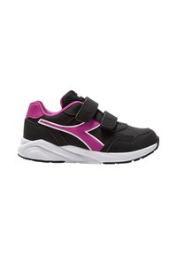 Scarpe sportive nere con accenti rosa e dettagli bianchi. Caratteristiche includono fasce in velcro, punta arrotondata e suola testurizzata per una migliore aderenza.