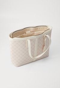 Sac cabas rose clair avec un motif subtil, en matériau synthétique. Dispose de poignées beiges, d'une fermeture éclair et d'un intérieur spacieux.