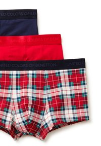 Boxerky v červené, tmavě modré a károvaném vzoru. Měkký bavlněný materiál s elastickými pasovými pásky, zdobené značkou "United Colors of Benetton".