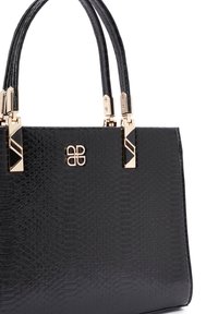 Borsa a tracolla nera in faux pelle caratterizzata da un design a pelle di serpe testurizzata, accessori in metallo dorato e doppi manici con clasp decorativi.