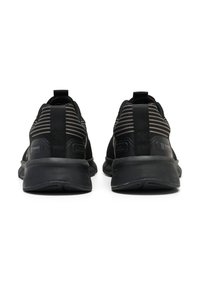 Zwarte sportieve schoenen met een gestructureerde mesh bovenkant, voorzien van grijze gestreepte accenten, een gevoerde zool en een hengsel aan de hiel.