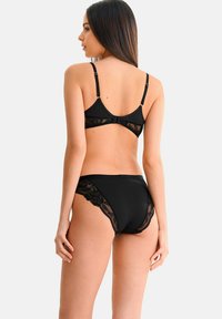 Zwart lingerie set met een beha en slip. De beha heeft kanten accenten, verstelbare bandjes en een haaksluiting aan de achterkant. De slip heeft kanten details aan de zijkanten.