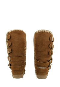 Stivali in suede marrone con interni imbottiti, caratterizzati da un bordo cucito e tre fibbie regolabili sul lato per una calzata sicura.