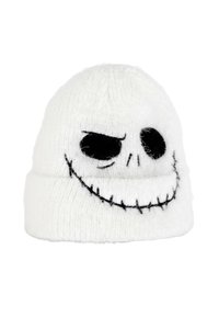 Witte gebreide beanie met een zwart gestikt ontwerp van een knipogend schedelgezicht met een brede, tandige glimlach.