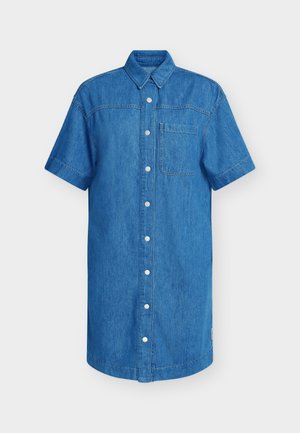 Jeanshemd mit kurzen Ärmeln in hellem Blau, mit Knopfleiste, einer Brusttasche und geradem Saum. Weiche Textur.