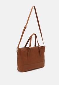 Bolso tote de imitación cuero marrón con dos asas superiores y una correa larga ajustable para el hombro. Cuenta con un bolsillo frontal y un diseño minimalista.