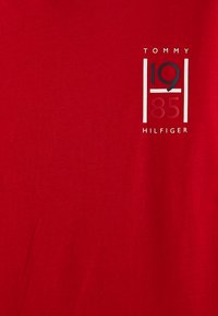 Tommy Hilfiger GRAPHIC TEE UNISEX - Print T-shirt - primary red