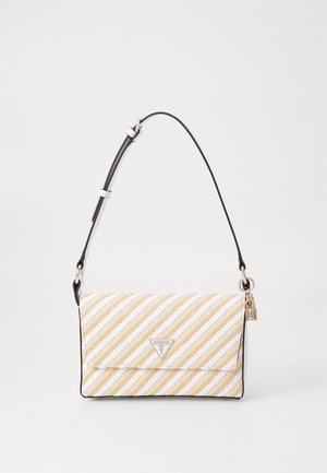 Beige und weiß diagonal gestreifte Handtasche mit schwarzem, verstellbarem Schulterriemen, silbernem Logo-Dreieck und kleinem goldfarbenem Anhänger am Riemenring.