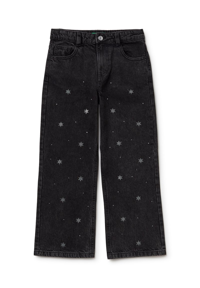 Pantalones vaqueros de mezclilla negros de pierna ancha con diseños de estrellas plateadas dispersas y pequeños acentos de strass en toda su extensión. Estilo clásico de cinco bolsillos.