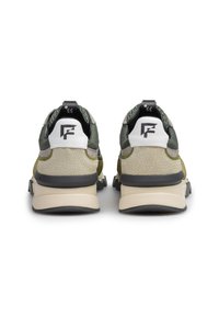 Vihreät ja beige lenkkarit, joissa on teksturoitu materiaali, valkoinen kantakappale, pehmustettu nilkkaosa ja kuvioidut yksityiskohdat. Kevyt pohja ja ainutlaatuinen yksityiskohta kannassa.