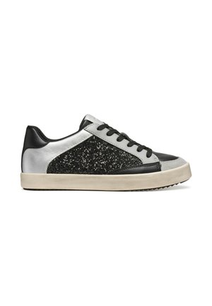 Sneaker basse nere e argento con dettagli glitter, accenti in pelle liscia e suola in gomma testurizzata. Lacci e cuciture neri visibili.