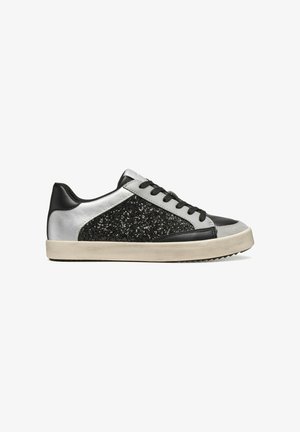 Zwarte en zilveren lage sneakers met glinsterende details, gladde leren accenten en een gestructureerde rubberen zool. Zwarte veters en stiksels zichtbaar.