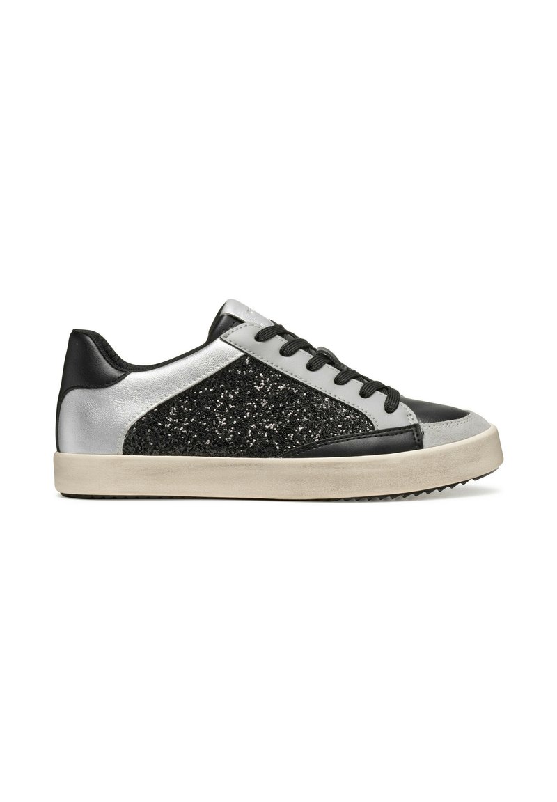 Sneaker basse nere e argento con dettagli glitter, accenti in pelle liscia e suola in gomma testurizzata. Lacci e cuciture neri visibili.