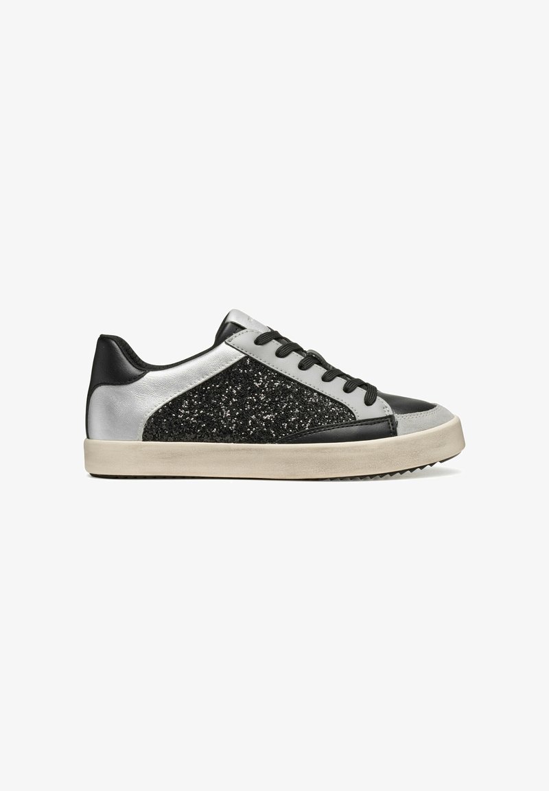 Sneaker basse nere e argento con dettagli glitter, accenti in pelle liscia e suola in gomma testurizzata. Lacci e cuciture neri visibili.