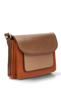 Bolso cruzado de cuero marrón y beige con tapa frontal, costuras visibles y correa ajustable, mostrado sobre fondo blanco.