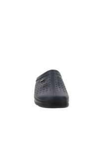 Scarpa slip-on blu perforata con punta rotonda, tomaia in sintetico liscio e suola nera testurizzata per un buon grip. Presenta un piccolo accento di marca.
