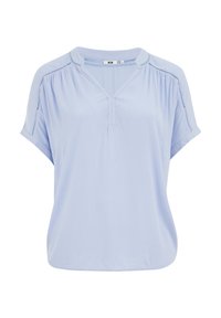 Blusa azul claro de manga corta con escote en V, frente plisado y costura decorativa en los hombros. Tejido suave y ligero.