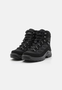 Scarpe da trekking nere con un design in suede testurizzato e rete, dotate di occhielli rinforzati, lacci robusti e suola in gomma resistente.
