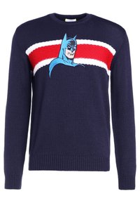Marineblauwe gebreide trui met een grote Batman-afbeelding en horizontale rode en witte strepen over de borst. Geribbelde manchetten en zoom.