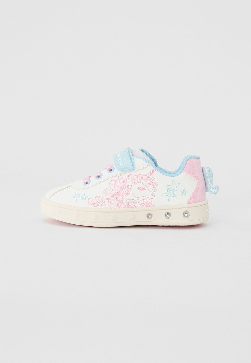 Hvit sneaker med rosa og blå detaljer, dekorert med enhjørning broderi og stjernemønstre. Inkluderer borrelåsrem og dekorative edelsteiner på sålen.