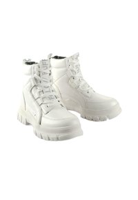 Adidași albi de tip high-top, fabricați din material sintetic neted, cu o talpă groasă și texturată, având un sistem de închidere cu șireturi proeminente și accente de branding.
