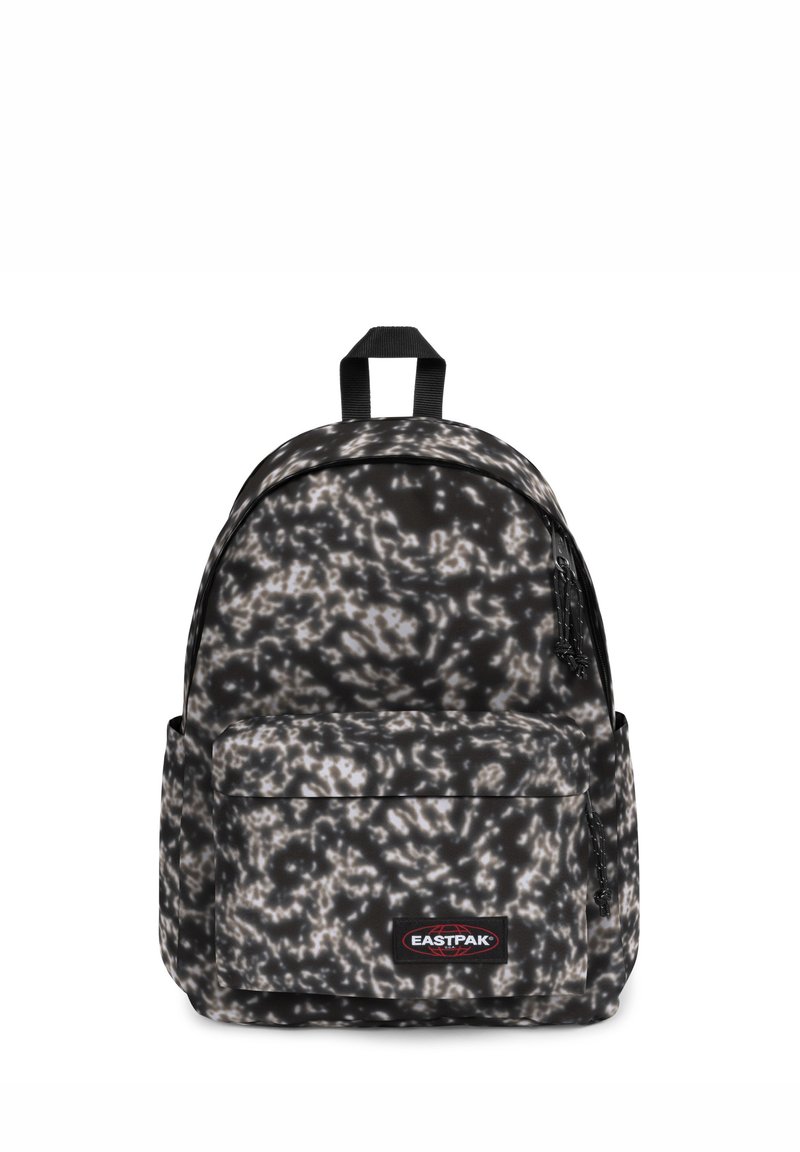Musta-valkoinen kuviollinen reppu, jossa on pyöristetty muoto, etuvetoketjutasku ja Eastpak-logo. Varustettu pehmustetuilla olkahihnoilla ja yläkahvalla.