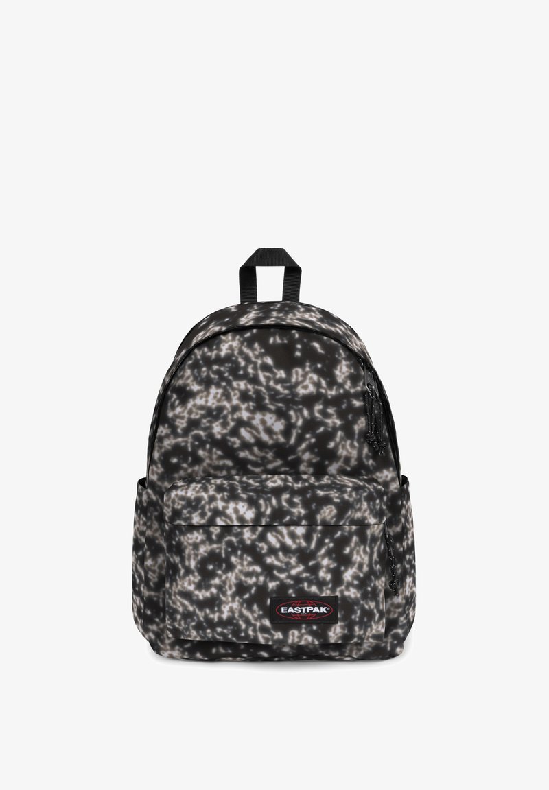 Musta-valkoinen kuviollinen reppu, jossa on pyöristetty muoto, etuvetoketjutasku ja Eastpak-logo. Varustettu pehmustetuilla olkahihnoilla ja yläkahvalla.