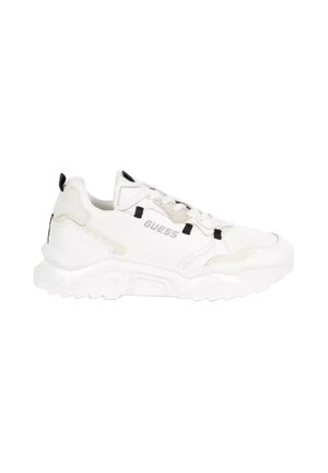 Sneaker bianco low-top con suola spessa, occhielli neri per i lacci e logo "GUESS" sul lato, progettata per un uso casual.