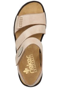 Beige Sandale mit drei breiten Riemen aus weichem Wildleder, gepolstertem Fußbett und einer strukturierten schwarzen Außensohle. Verfügt über eine markierte Innenausstattung.