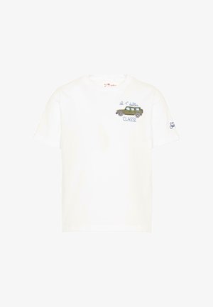 T-shirt blanc à manches courtes avec SUV vert brodé et texte italien « il 1° della CLASSE » sur la poitrine, et petit logo sur la manche.