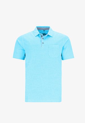 Polo à manches courtes en bleu clair, fabriqué en tissu texturé, avec un col, une patte de boutonnage à trois boutons et une poche sur la poitrine gauche.