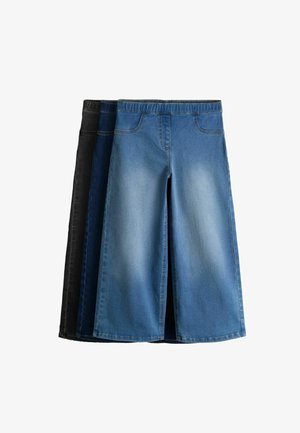 Drie paar wijde denim jeans in zwart, donkerblauw en lichtblauw, gestapeld met zichtbare elastische taillebanden en voorzakken.