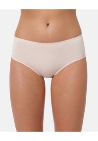 Mutande hipster color nude realizzate in tessuto morbido con design senza cuciture, dotate di un comodo elastico in vita e di un taglio minimalista.