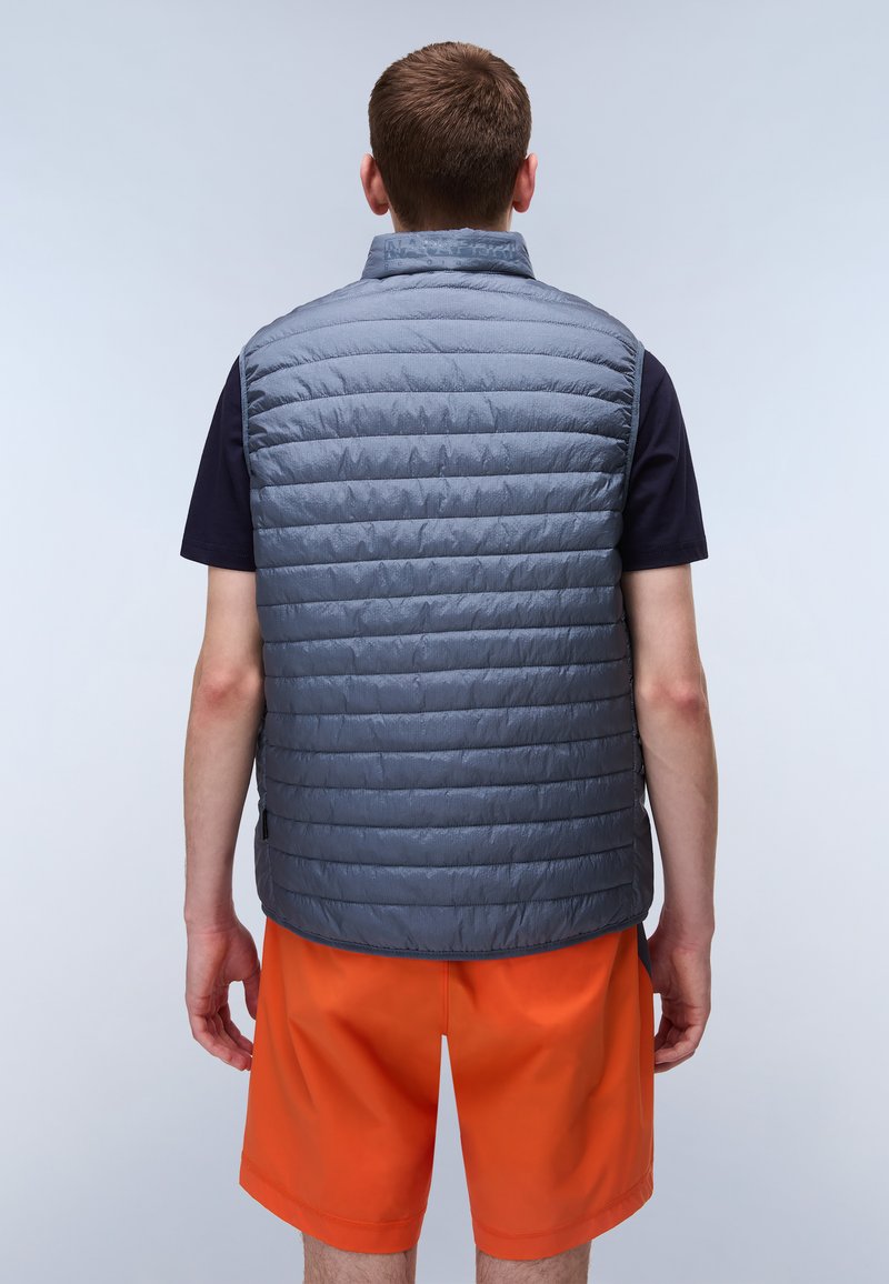 Szürke szigetelt mellény vízszintes varratokkal, magas gallérral és sima textúrával, élénk narancssárga rövidnadrággal párosítva.