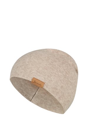 Beige gestrickte Mütze mit einem kleinen braunen Lederetikett mit der Aufschrift "Sterntaler" an der Seite.