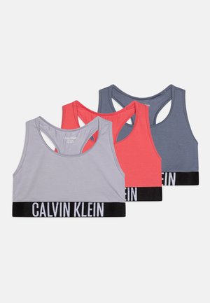Calvin Klein sportbh's in grijs, koraal en marineblauw, met een zachte stof, racerback ontwerp en een zwarte elastische band met logo.
