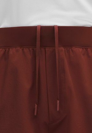 lululemon, TEXTURED SWIFT TENNIS SHORT 7"  MEN'S SHORTS - Urheilushortsit - cranberry charm cranberry charm-