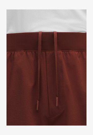 lululemon, TEXTURED SWIFT TENNIS SHORT 7" MEN'S SHORTS - Korte broeken - cranberry charm cranberry charm-