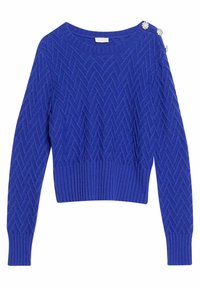 Suéter de punto azul con un patrón de espiga texturizado, escote redondeado y dobladillo acanalado. Presenta botones decorativos en un hombro.