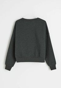 Czarnoszary sweter z długimi rękawami, żeberkowym dekoltem i mankietami oraz luźnym krojem. Miękka tekstura i prosty design bez widocznych wzorów.