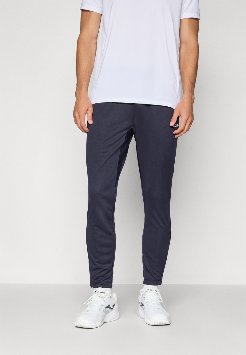 Mornarske športne hlače s slim fit krojem, izdelane iz lahkega materiala, z elastičnim pasom in majhnim logotipom blizu žepa.