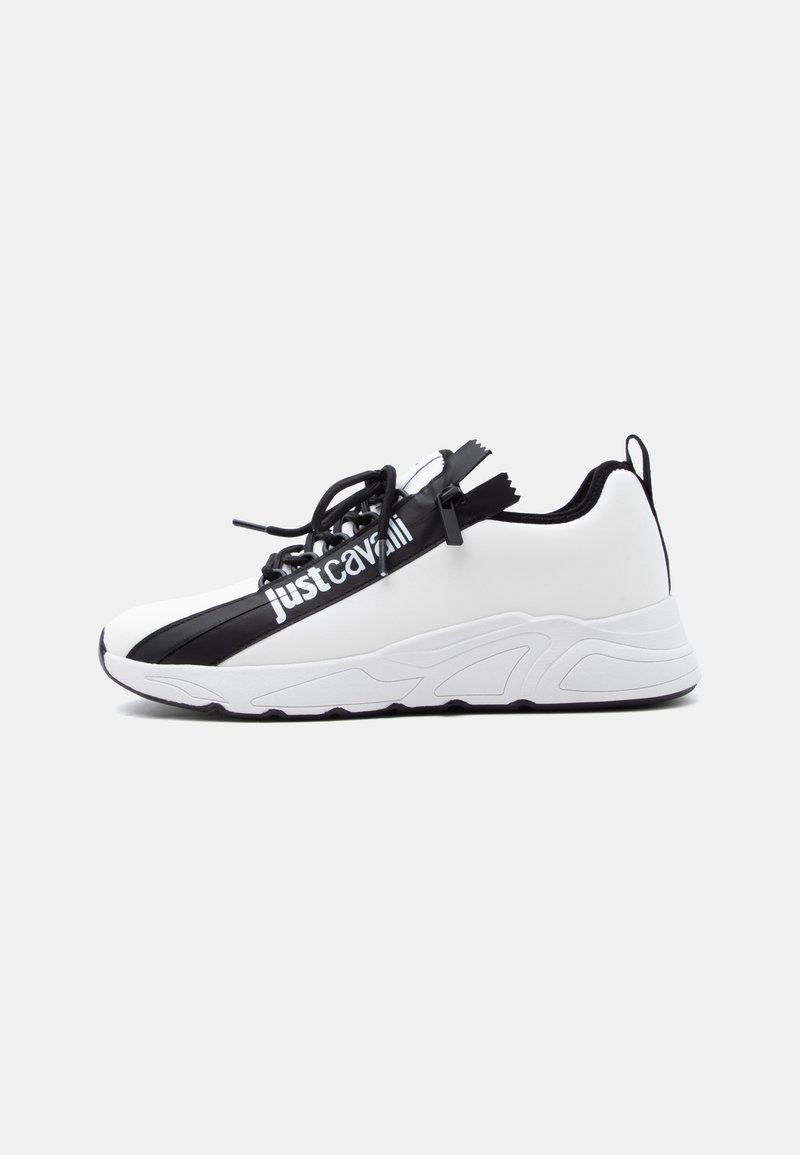 Λευκό και μαύρο αθλητικό παπούτσι με παχιά σόλα, μαύρα κορδόνια, πλαϊνό φερμουάρ και λογότυπο "just cavalli" στη μαύρη ρίγα πάνω στο επάνω μέρος.