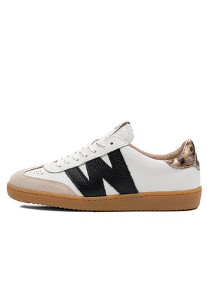 Biały skórzany sneaker z beżowym zamszowym noskiem, czarnym logo "W" po bokach, motywem panterki na pięcie i gumową podeszwą.