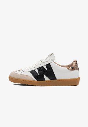 Witte leren sneaker met beige suède neus, zwarte "W" logo aan de zijkant, panterprint hielstuk en een zool van gumrubber.
