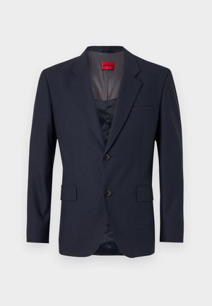 Blazer navy feito de tecido liso com um design de um só botão, duas bolsos frontais e botões pretos. Etiqueta de marca vermelha por dentro.