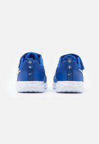 Nike Performance NIKE REVOLUTION 6 (TDV) - Sapatos para corrida em estrada - game royal/white/black
