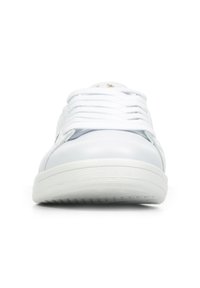 Zapatilla de cuero blanca con cordones planos blancos, lengüeta acolchada y suela de goma texturizada. Detalle del logo dorado en la lengüeta. Diseño simple y minimalista.