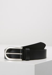 Schwarzer Leder Gürtel mit einer silbernen Metall Schnalle, glatter Textur und einem schlichten Design mit einer verjüngten Spitze.