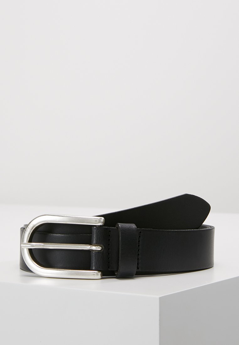 Schwarzer Leder Gürtel mit einer silbernen Metall Schnalle, glatter Textur und einem schlichten Design mit einer verjüngten Spitze.